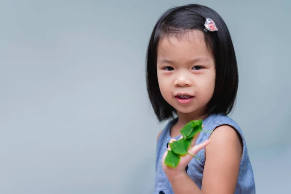 Gadis Anak Potret Memegang Daun Tangannya Kosong Ruang Anak Yang — Stok Foto