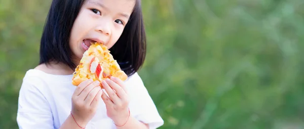 子供の手はおいしいピザを保持します 子供の女の子は食べ物を食べるのがうれしい テキストを入力する空のスペース — ストック写真