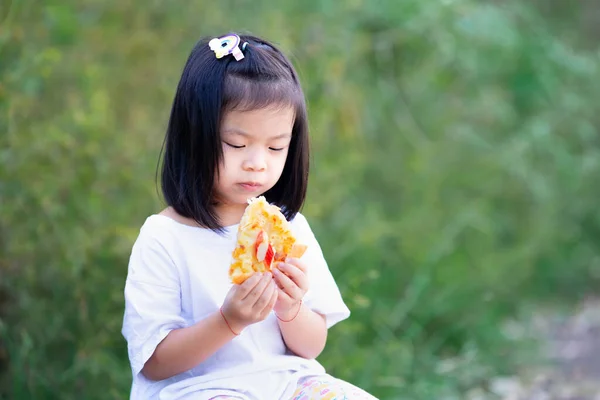 Χαριτωμένο Κορίτσι Τρώει Πίτσα Πίσω Από Παιδί Ήταν Πράσινος Θάμνος — Φωτογραφία Αρχείου