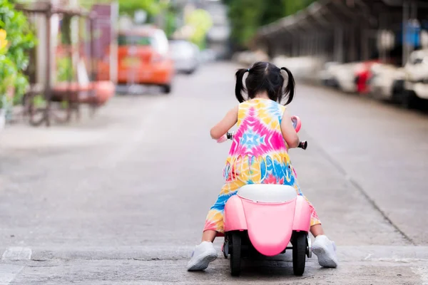 Belakang Melihat Gadis Kecil Bermain Dengan Mainan Sepeda Motor Anak — Stok Foto