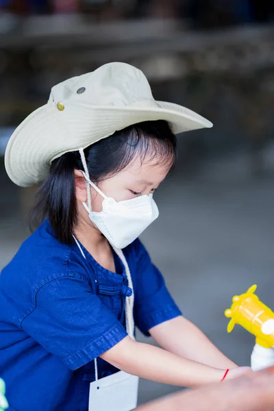 Παιδί Που Φοράει Λευκή Μάσκα Προσώπου Για Αποτρέψει Σκόνη Pm2 — Φωτογραφία Αρχείου