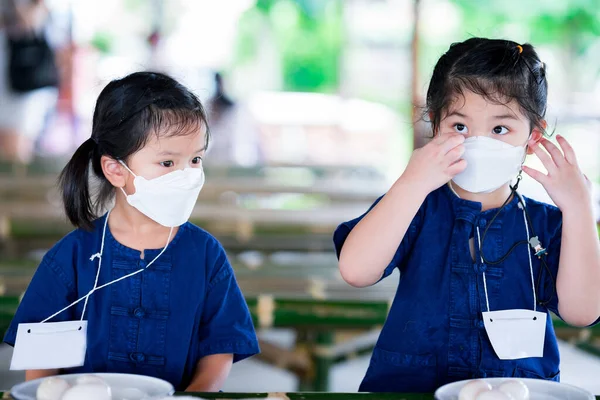 Çocuklar Beyaz Yüz Maskesi Takıyor Lacivert Çiftçi Üniforması Giyiyorlar Çocuk — Stok fotoğraf