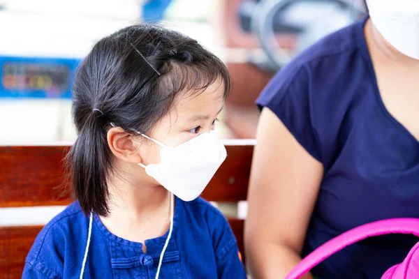 Tampilan Samping Anak Gadis Lucu Mengenakan Masker Wajah Putih Anak — Stok Foto