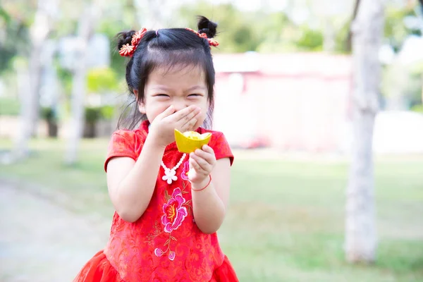 Gadis Manis Yang Mengenakan Cheongsam Merah Tertawa Dan Menutupi Senyum — Stok Foto