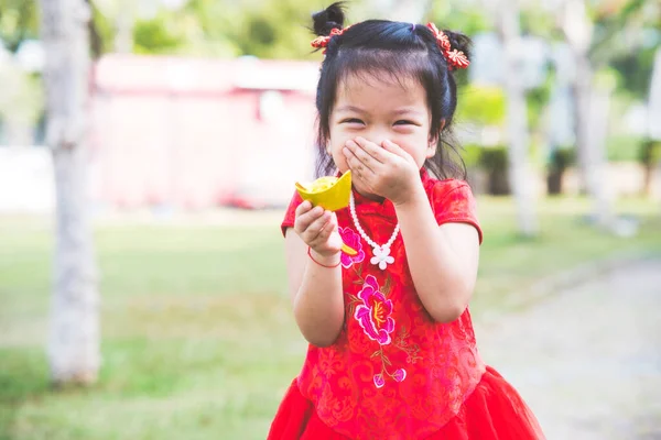 Πορτρέτο Της Ασιάτισσας Γελούσε Παιδί Φοράει Κόκκινο Cheongsam Παιδί Κρατώντας — Φωτογραφία Αρχείου