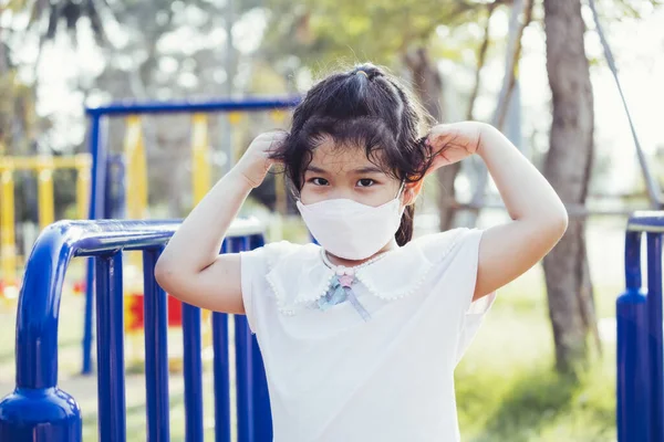 5Χρονο Κοριτσάκι Φοράει Μάσκα Προσώπου Για Την Πρόληψη Της Τοξικής — Φωτογραφία Αρχείου