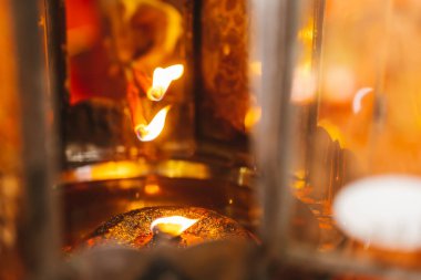 Çin Yeni Yılı 'nda tanrılara tapmak için kırmızı mumlar yak. İnanç ve din kavramı.