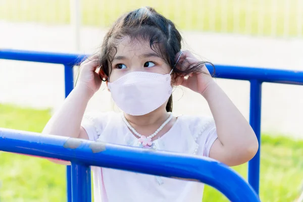 Nettes Kind Trägt Gesichtsmaske Beim Spielen Auf Dem Spielplatz Kind — Stockfoto