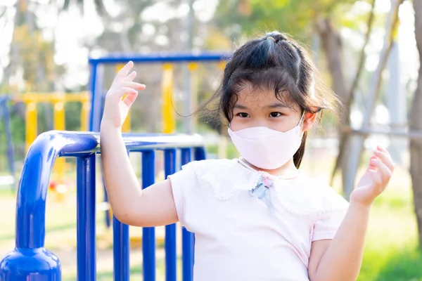 Nettes Mädchen Mit Maske Kinderspiel Auf Dem Spielplatz Frühlingnachmittag Kinder — Stockfoto