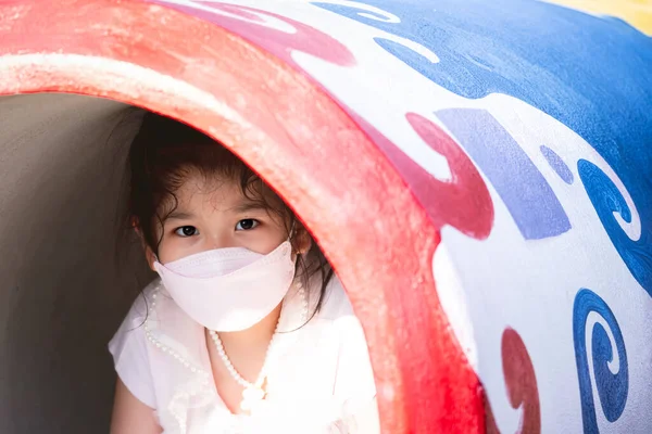 Κοριτσάκι Παίζει Κρυφτό Στην Πίπα Παιδί Που Φοράει Μάσκα Παίζει — Φωτογραφία Αρχείου