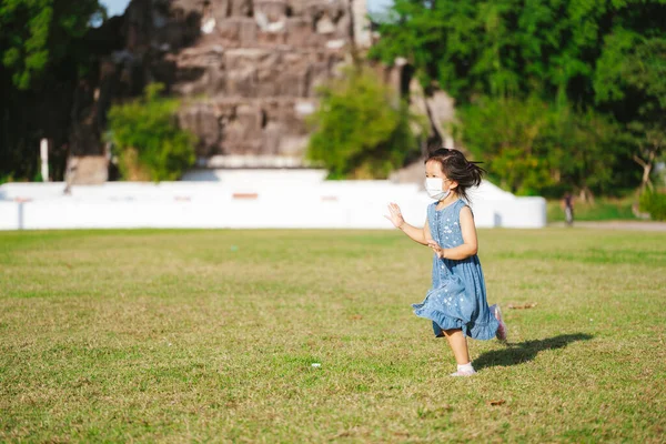 Anak Gadis Asia Yang Manis Berjalan Rumput Bawah Sinar Matahari — Stok Foto