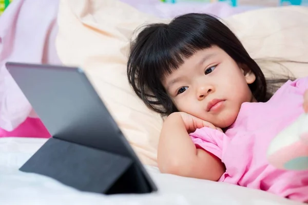 Anak Gadis Asia Berbaring Tempat Tidur Anak Menonton Kartun Pad — Stok Foto