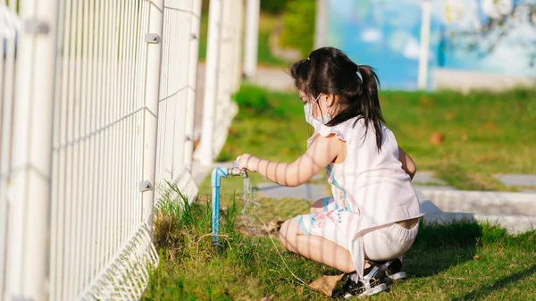 Tatlı Kız Elini Yıkamak Için Musluğu Açıyor Hava Kirliliğini Korumak — Stok fotoğraf