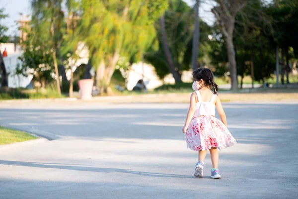 Belakang Melihat Gadis Kecil Jogging Malam Hari Taman Umum Anak — Stok Foto
