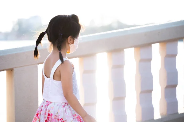 Πίσω Όψη Του Χαριτωμένο Νεαρό Κορίτσι Πόδια Στη Γέφυρα Απογευματινό — Φωτογραφία Αρχείου