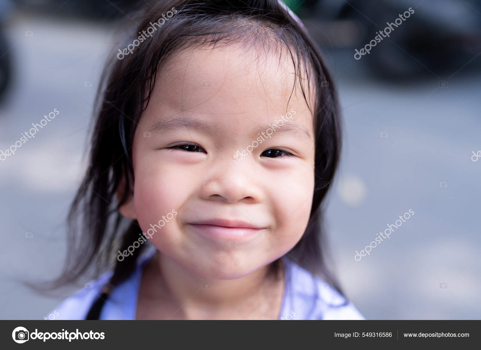 Close up retrato de adorable niña de 2 años