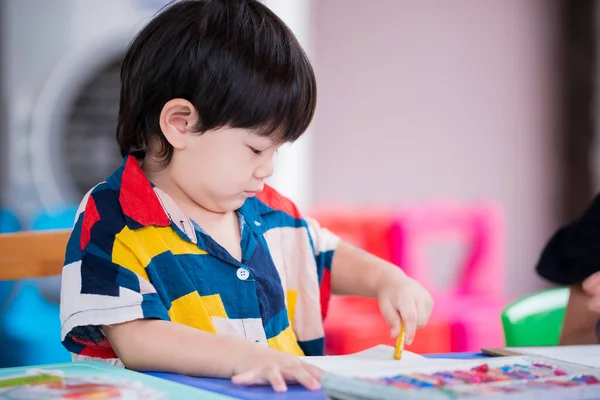 Mały Chłopiec Maluje Obrazy Kredkami Przedszkolaki Uczą Się Domu Puste — Zdjęcie stockowe
