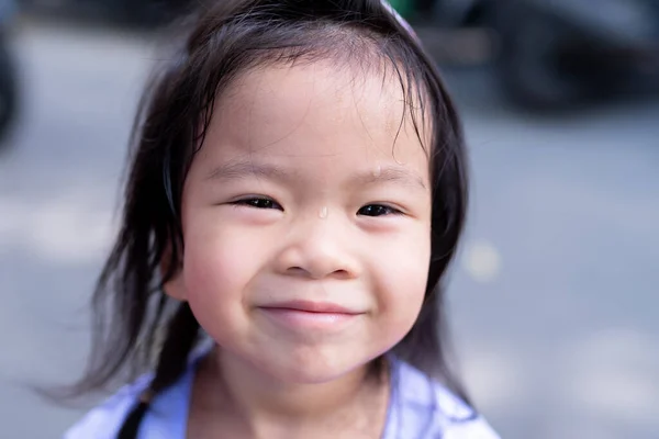 閉じ顔の子供の女の子の笑顔 外で遊んでる幸せな子供 額に汗が垂れた 暑い日に 赤ん坊の健康の概念 3歳のアジア系の子供たち — ストック写真