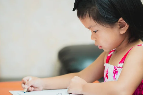 Gadis Asia Potret Meninjau Pelajaran Atau Membaca Buku Selama Ujian — Stok Foto