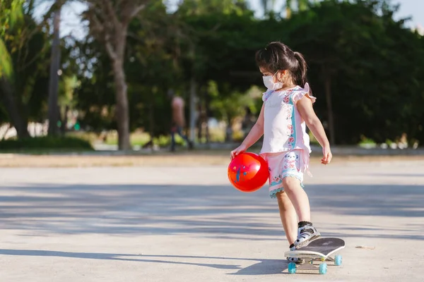 Potret Gadis Kid Bermain Skateboard Jalan Anak Memegang Bola Merah — Stok Foto