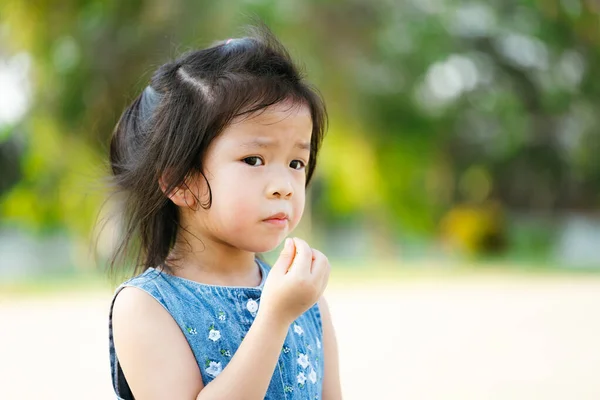 Πορτρέτο Ασιατικό Κορίτσι Παιδί Τρώει Σνακ Εξωτερικούς Χώρους Παιδί Πεινάει — Φωτογραφία Αρχείου