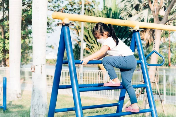 Portrait Cute Anak Memanjat Pada Peralatan Taman Bermain Anak Itu — Stok Foto