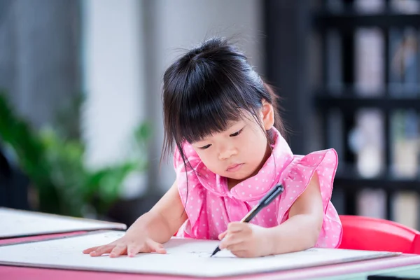 아시아 아이의 초상화입니다 학생들은 작품에 살짜리 셔츠에 있어요 교실에 유치원 — 스톡 사진