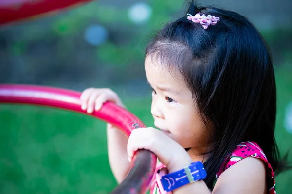 Retrato Criança Tocar Equipamento Brincar Parque Infantil Miúdo Brinca Alegremente — Fotografia de Stock