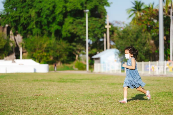 Potret Gadis Manis Berjalan Rumput Hijau Anak Yang Mengenakan Masker — Stok Foto