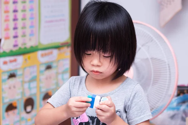 귀여운 아시아인 일부러 플라스틱 블록을 만들고 유치원 아이들 장난감을 가지고 — 스톡 사진