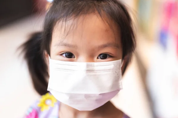 Κοντινό Προσωπάκι Κοριτσάκι Που Φοράει Λευκή Ιατρική Μάσκα Πρόληψη Της — Φωτογραφία Αρχείου