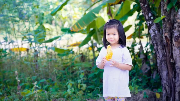 Anak Gadis Asia Memegang Squash Dalam Tepung Renyah Goreng Makanan — Stok Foto