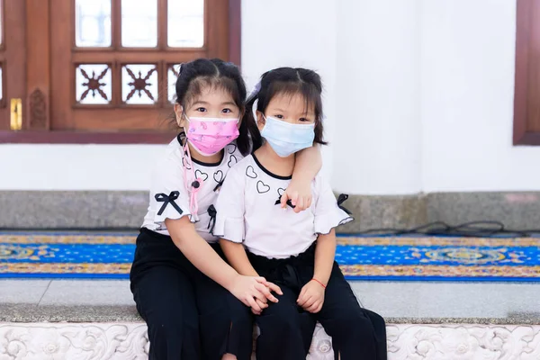 Πορτρέτο Χαριτωμένο Κορίτσι Παιδιά Φορώντας Μάσκα Προσώπου Αδελφή Αγκαλιάζει Λαιμό — Φωτογραφία Αρχείου
