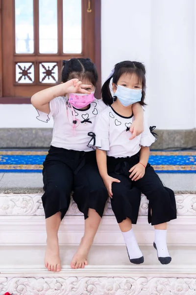 Προσωπογραφία Παιδιών Ετών Δύο Χαριτωμένα Κορίτσια Που Φοράνε Άσπρες Μάσκες — Φωτογραφία Αρχείου