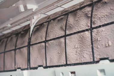 Klima filtresinin kapatılması, üzerine bolca toz yapışması, daha iyi performans ve sağlık için sökülmesi ve temizlenmesi..