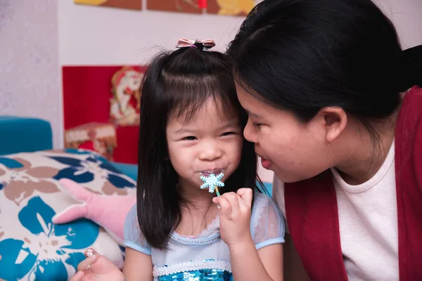 Portré Imitált Boldog Ázsiai Család Születésnapi Gyermek Kislány Boldog Tortával — Stock Fotó