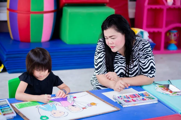 Mother Sitting Watching Encouraging Her Daughter Paint Her Own Painting — 스톡 사진