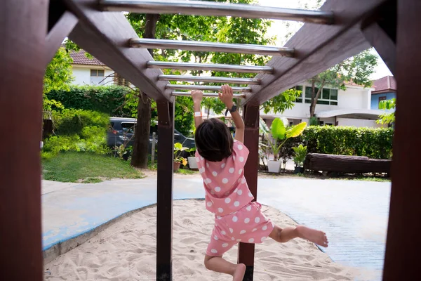 Belakang Melihat Gadis Anak Nongkrong Bar Taman Bermain Latihan Anak — Stok Foto