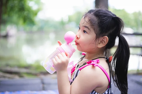 Imagen Retrato Niño Asiático Años Niño Bebiendo Agua Con Botella — Foto de Stock