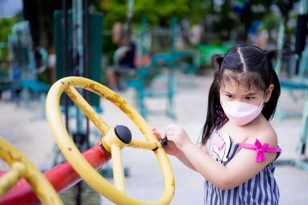 Portraitbild Kind Jahre Alt Nettes Mädchen Trägt Maske Beim Spielen — Stockfoto