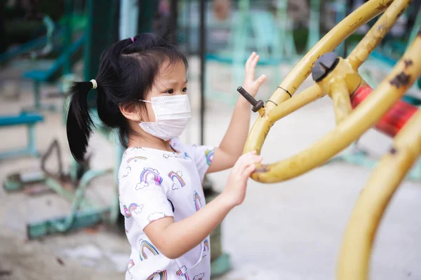 Πορτρέτο Παιδί Εικόνα Ετών Κορίτσι Φοράει Μάσκα Ενώ Παίζει Εξοπλισμό — Φωτογραφία Αρχείου