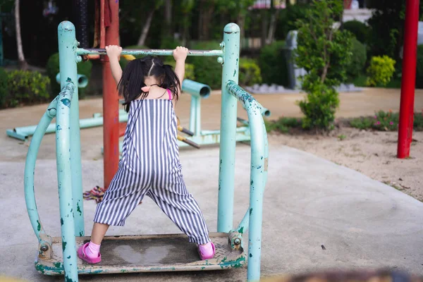Visão Traseira Para Trás Uma Criança Brincar Máquinas Ginástica Parque — Fotografia de Stock