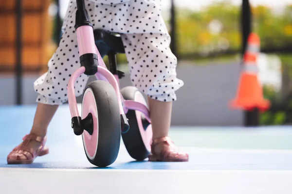 Belajar Mengendarai Konsep Sepeda Gadis Kecil Berlatih Keseimbangan Dengan Mengendarai — Stok Foto