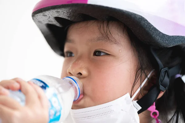 Closeup Gadis Asia Anak Minum Dari Botol Plastik Karena Panas — Stok Foto