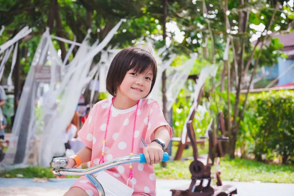 Portraitbild Kind Jahre Alt Kinderfahrrad Park Süßes Lächeln Aktive Mädchen — Stockfoto