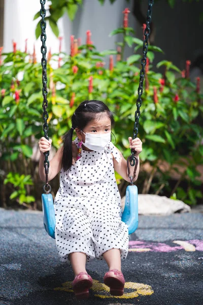 Portre Çocuğu Yaşlarında Asyalı Kız Salıncakta Sallanıyor Çocuk Parkında Çocuklar — Stok fotoğraf