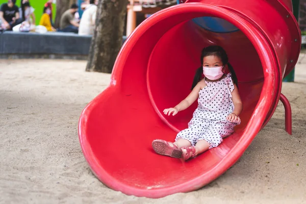 Portre Resmi Yaşlarında Bir Çocuk Asyalı Kız Çocuk Parkında Sürgülü — Stok fotoğraf