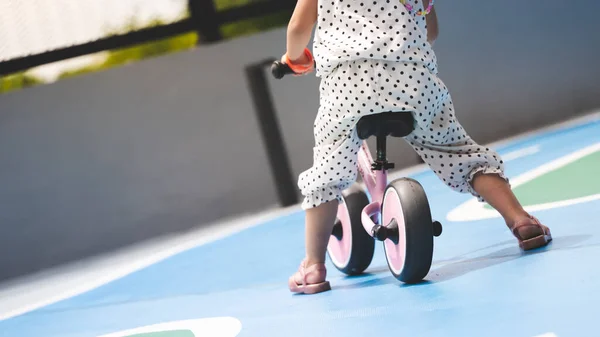 Toddler Pada Sepeda Kaki Anak Kecil Duduk Sepeda Gadis Mengendarai — Stok Foto
