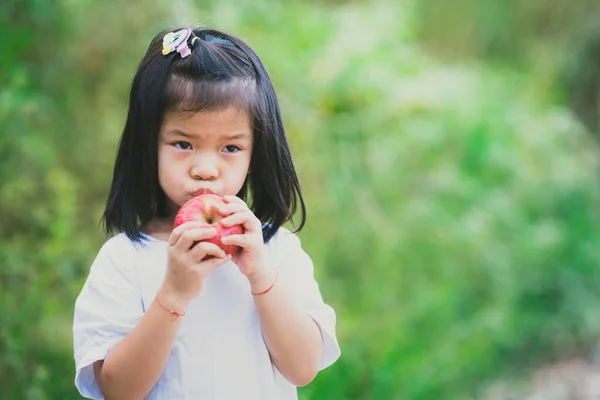 肖像画の子供4 アジア系の少女がリンゴを食べようとしている 子供たちは果物を食べるのが好きではない テキストを入力するための空のスペース — ストック写真