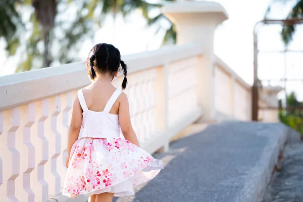 Carino Ragazza Asiatica Prendendo Piedi Godendo Vista Esercizio Parco Bambini — Foto Stock